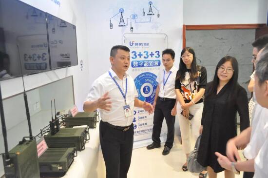 國家工信部無線電管理局、福建省工信廳等領(lǐng)導(dǎo)一行蒞臨北峰通信參觀指導(dǎo)